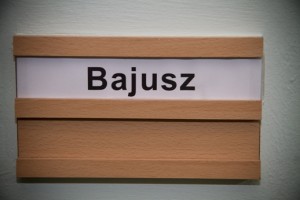 Bajusz felirat az öltözőajtó tábláján